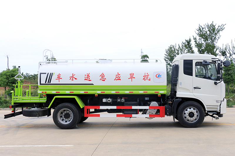 东风天锦 14吨 洒水车