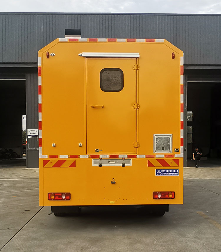 四驱野外炊事车(12 吨）