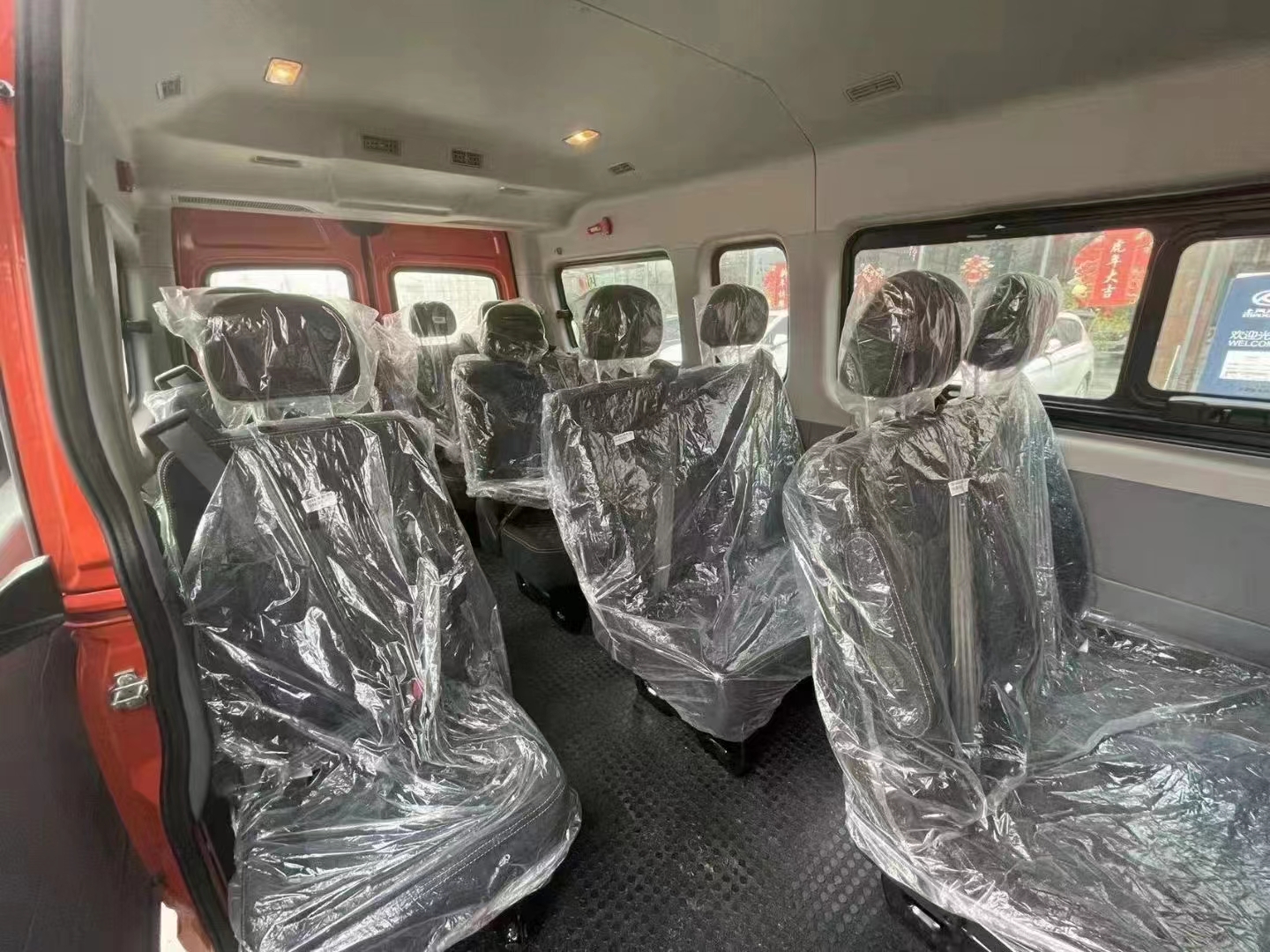 大通运兵车14人