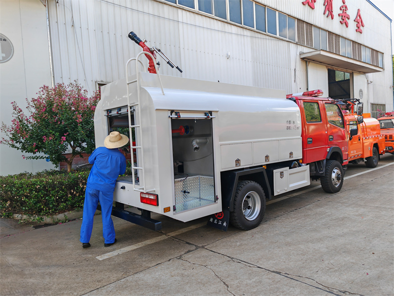 四驱5吨消防洒水车