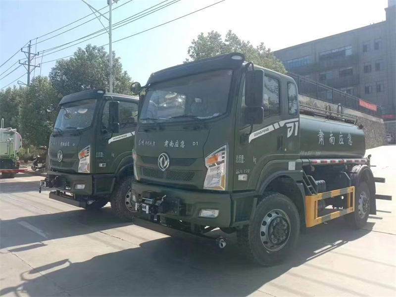四驱洒水车 东风专底DIL 10吨洒水车