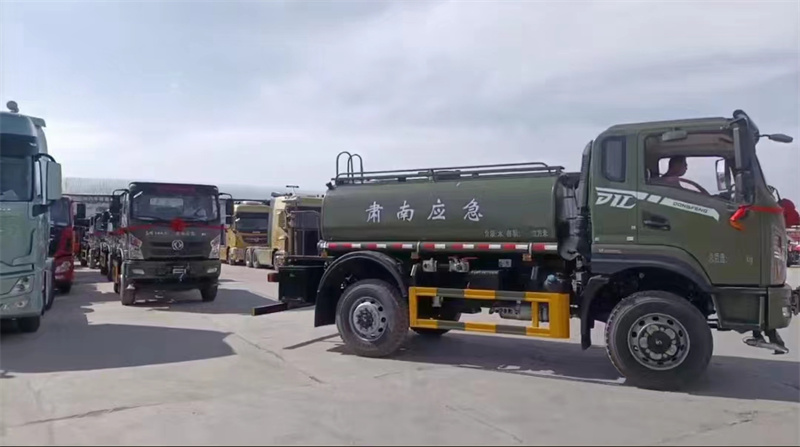 四驱洒水车 东风专底DIL 10吨洒水车
