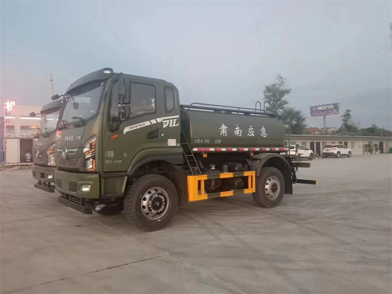 四驱洒水车 东风专底DIL 10吨洒水车