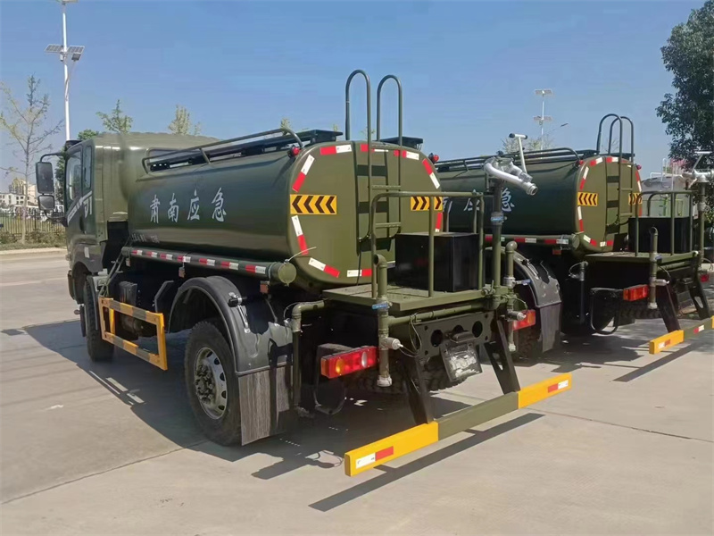 四驱洒水车 东风专底DIL 10吨洒水车