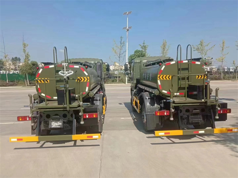 四驱洒水车 东风专底DIL 10吨洒水车