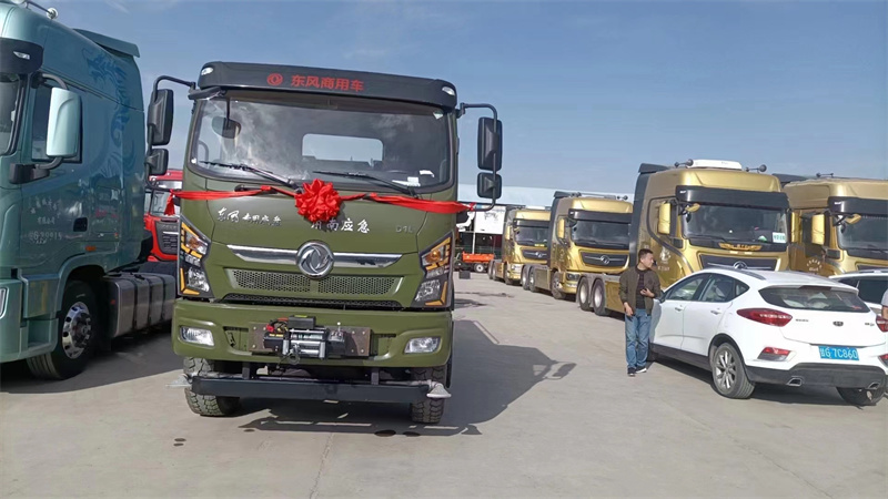 四驱洒水车 东风专底DIL 10吨洒水车