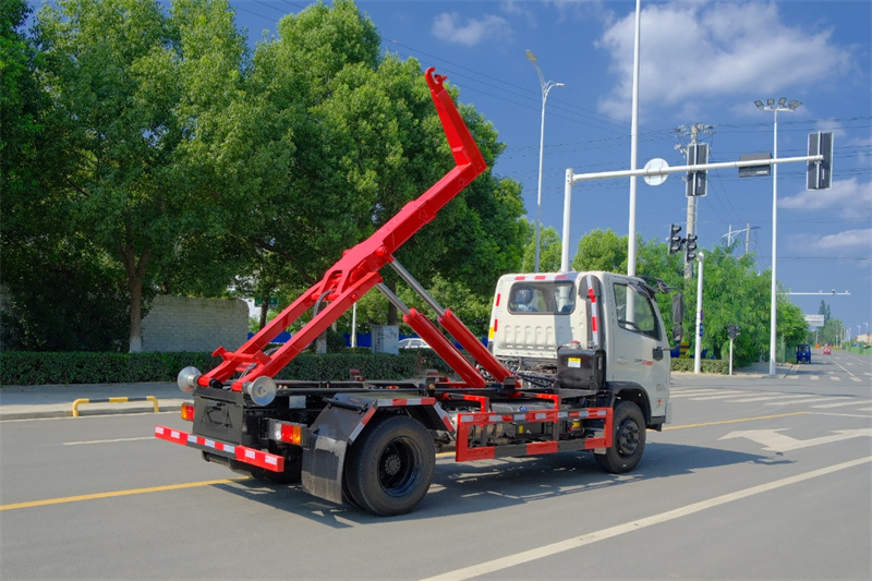 福田黄牌重载勾臂垃圾车