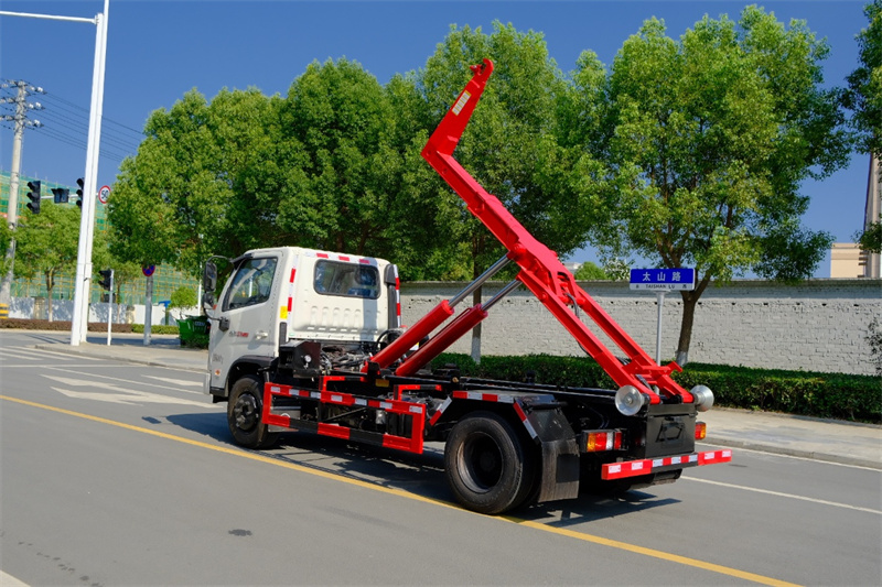 福田黄牌重载勾臂垃圾车