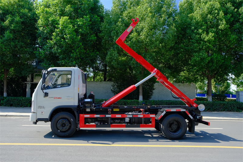 福田黄牌重载勾臂垃圾车