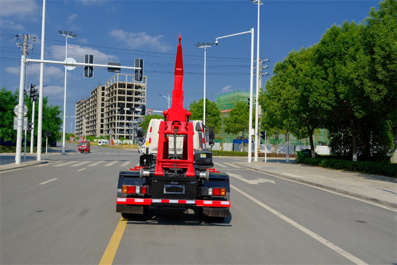 福田黄牌重载勾臂垃圾车