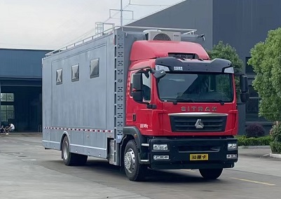 重汽汕德卡宿营车24人