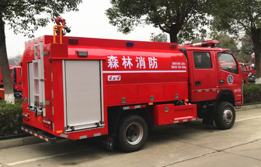 东风4.5吨四驱消防洒水车