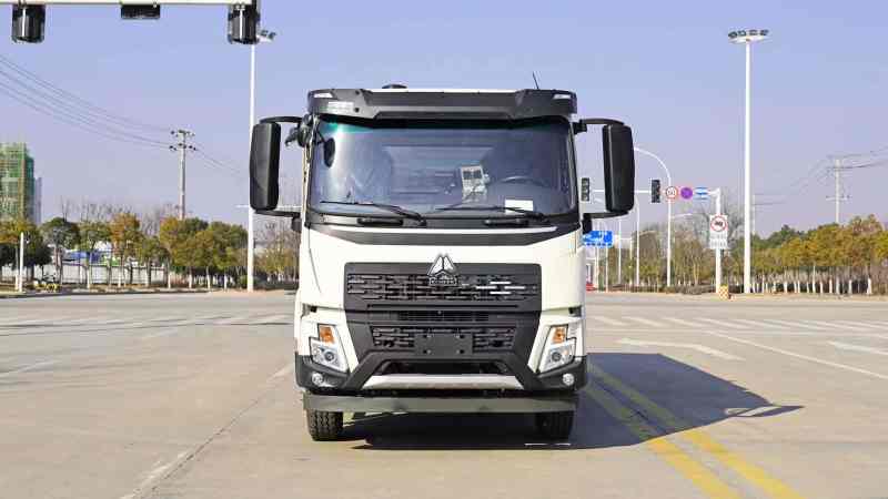 重汽豪沃V5后置吸尘车