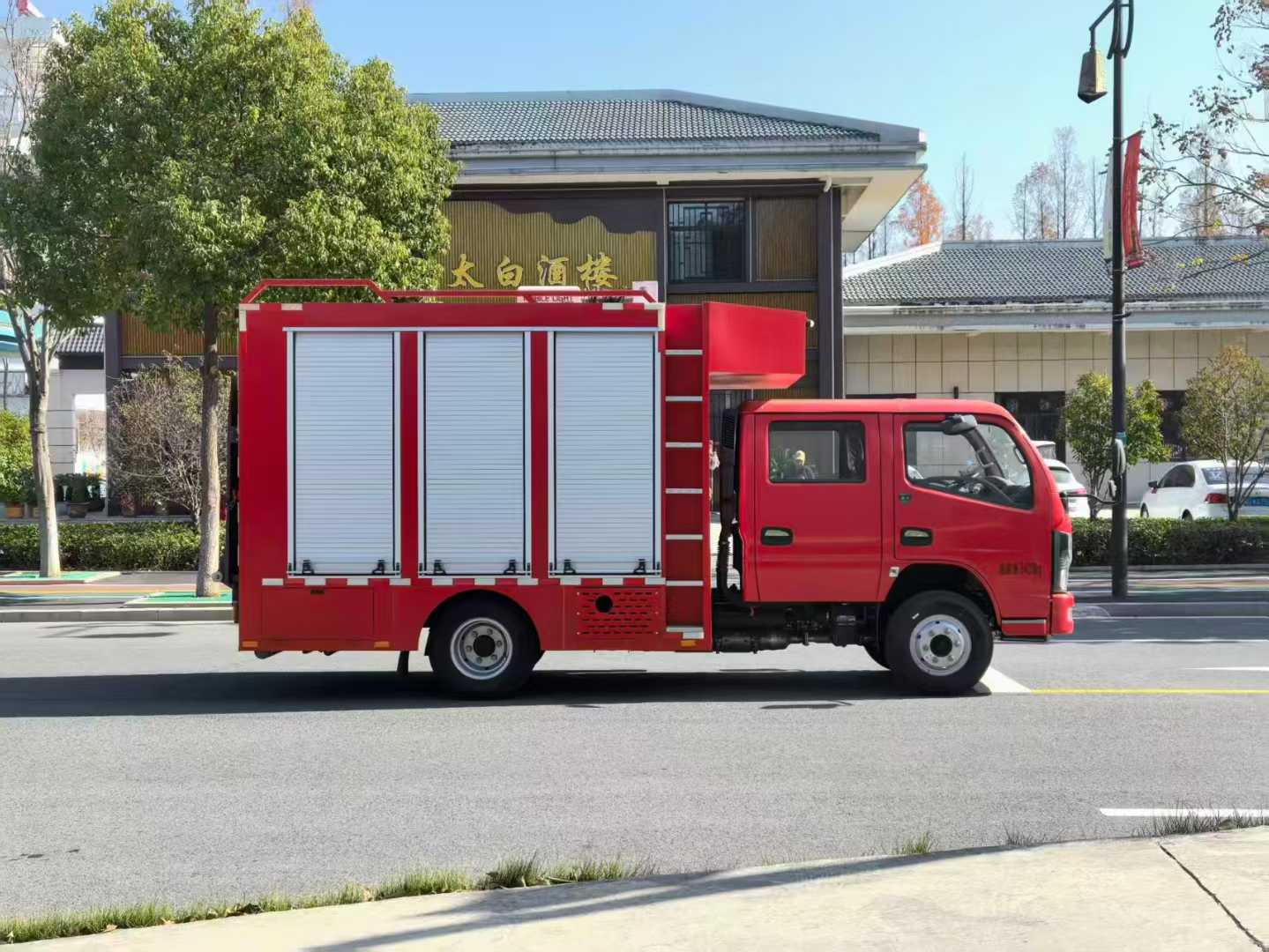 东风小多利卡抢险救援照明车