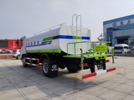 东风华神15方洒水车