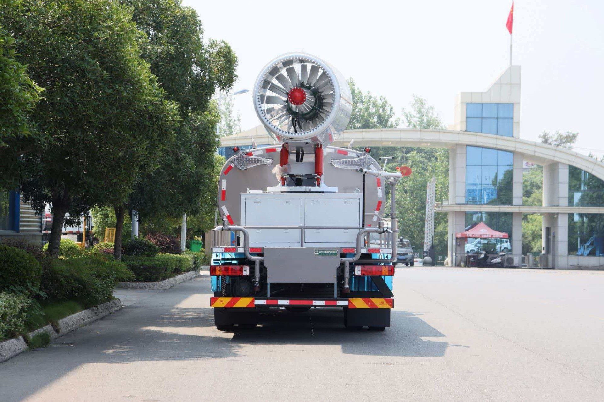 福田18吨多功能抑尘洒水车