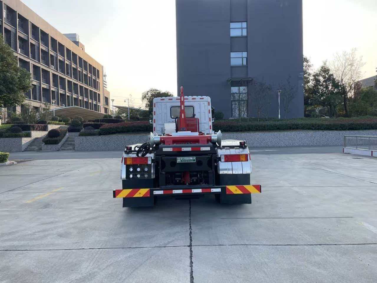 东风华神25T纯电勾臂垃圾车